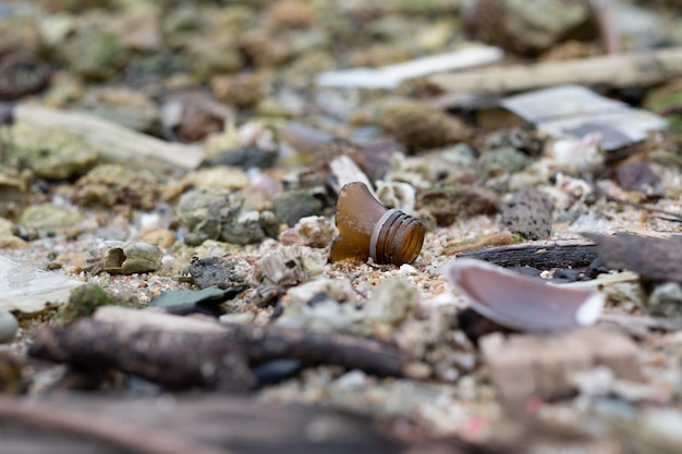 Basura en la playa mar sucio