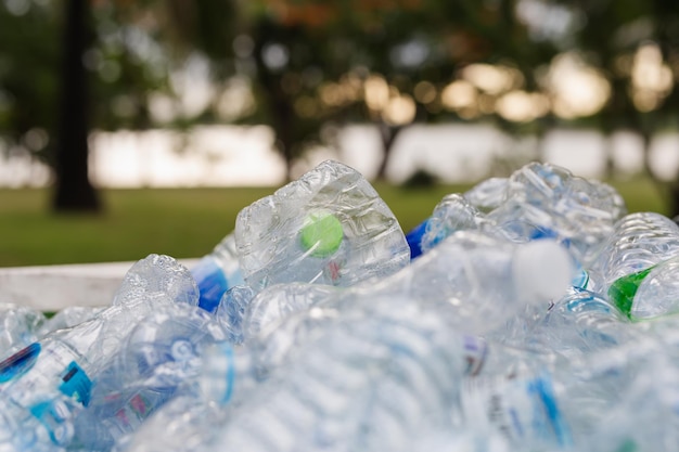 Basura reciclable de botellas de plástico en el entorno conceptual del basurero