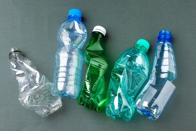 Basura reciclable compuesta de plástico y papel.