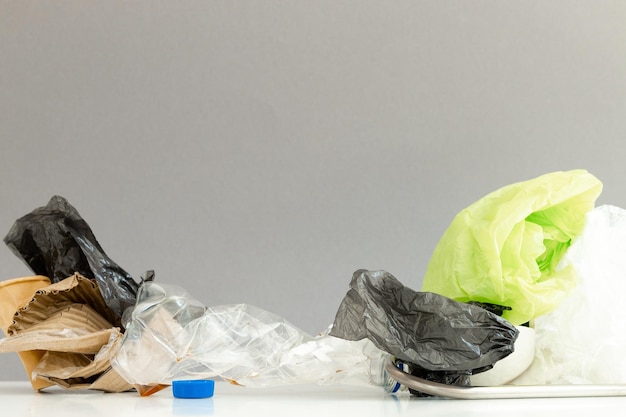 Foto basura reciclable que consiste en metal plástico de vidrio y papel en negro