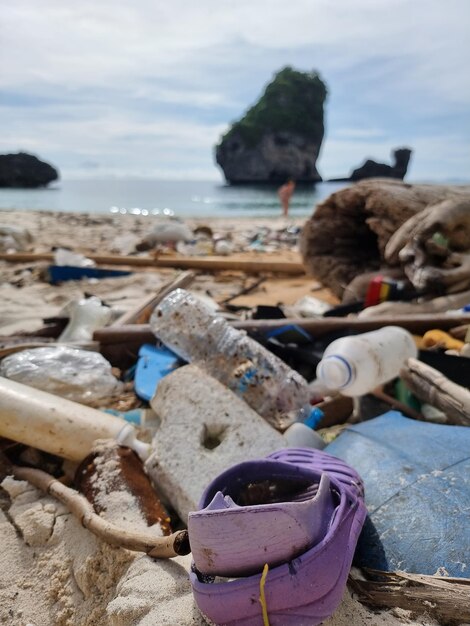 Foto basura en las rocas en la playa contra el cielo