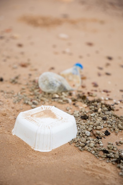 Foto basura tirada en la playa basura marina