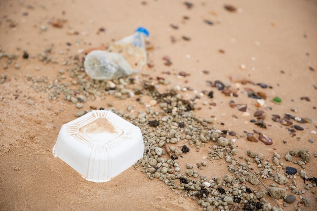 Foto basura tirada en la playa basura marina