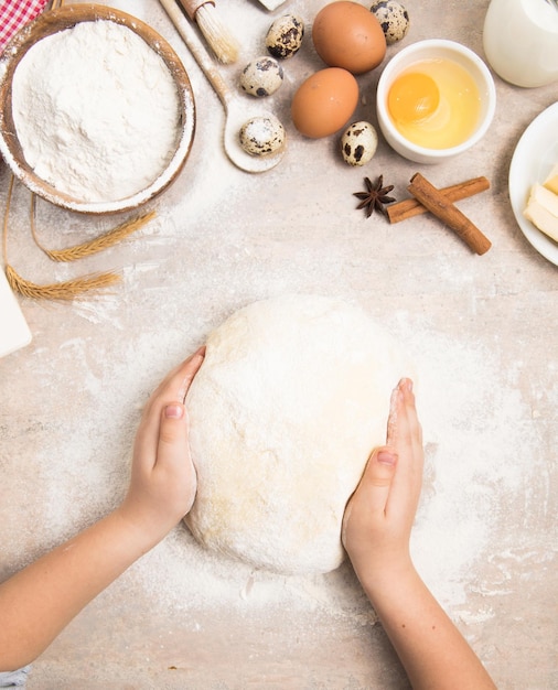 Bata a farinha e os utensílios de cozinha uma assadeira um rolo com ovos na mesa conceito de cozimento cozimento chef fazendo biscoitos de pão e pão de gengibre o cozinheiro amassa e rola a massa