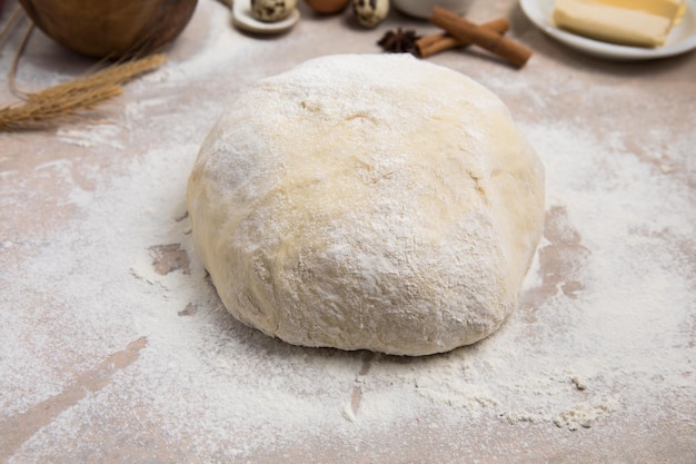 Bata a farinha e os utensílios de cozinha uma assadeira um rolo com ovos na mesa conceito de cozimento cozimento chef fazendo biscoitos de pão e pão de gengibre o cozinheiro amassa e rola a massa