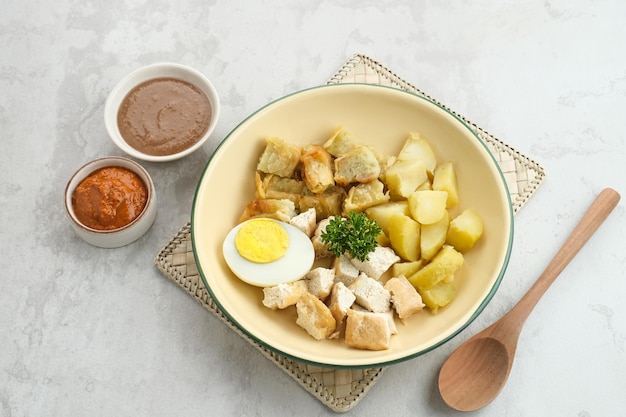 Batagor, comida indonésia feita de bolinho de peixe frito, tofu, ovo e batatas com molho de amendoim.