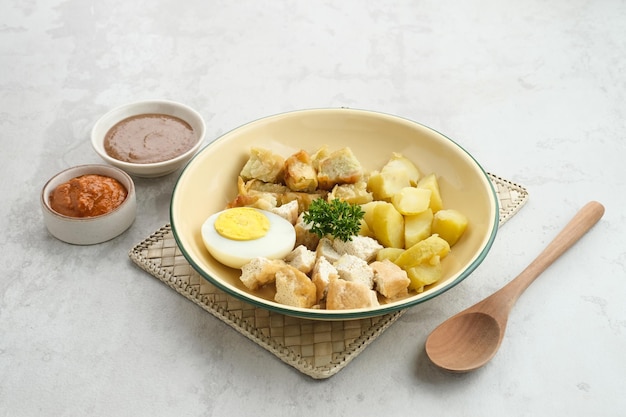 Batagor, comida indonésia feita de bolinho de peixe frito, tofu, ovo e batatas com molho de amendoim.