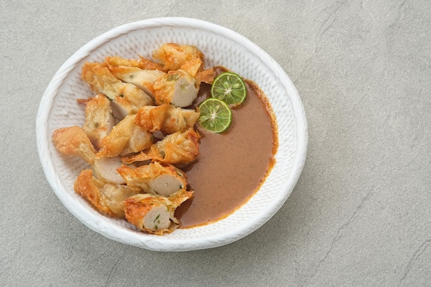 Batagor feito de peixe ou frango, bolinhos de tofu, farinha de tapioca servida com molho de amendoim, Indonésia