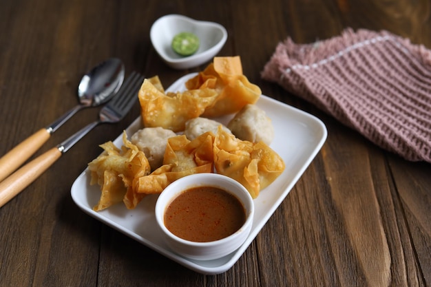 Foto batagor o tofu de albóndigas es una de las comidas tradicionales indonesias populares