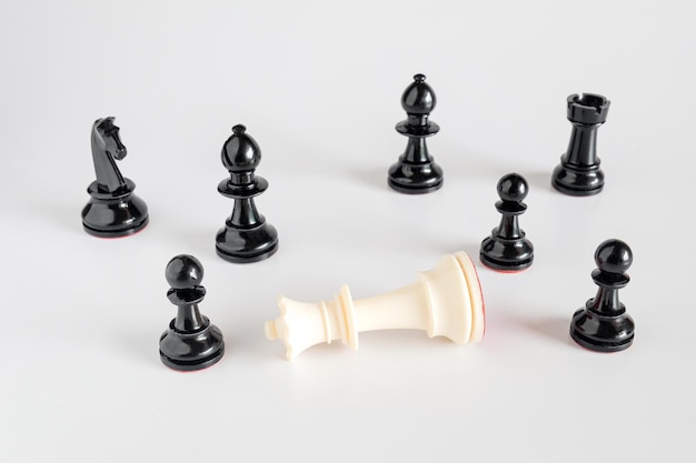 Batalha de xadrez preto e branco em branco, vitória de xadrez, conceito de negócio.