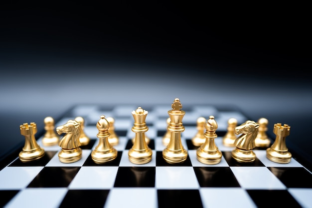 Batalha xadrez esporte jogo ficar no tabuleiro de xadrez com fundo escuro.