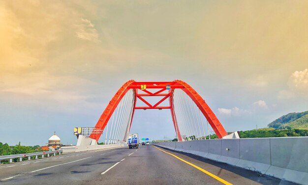 Foto batang indonesia el 8 de marzo de 2023 el puente kalikuto es el nuevo icono de la carretera de peaje de semarang batang t