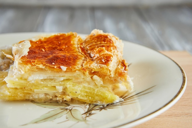 Batata abobrinha couve-flor e suflê de queijo amarelo no prato