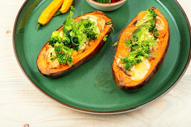 Batata al horno con relleno de verduras