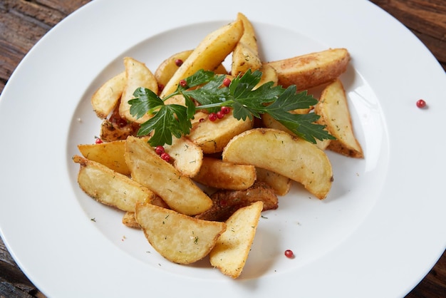 Batata assada caseira com salsa em fundo rústico