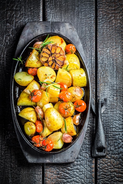 Batata assada com tomate fresco e alho