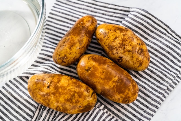 Foto batata assada na panela de pressão