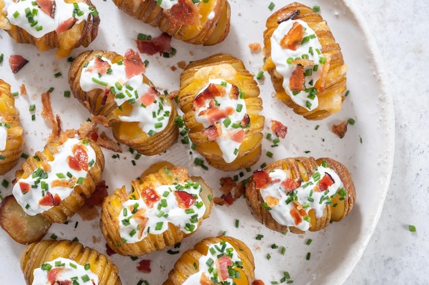 Batata assada recheada com queijo bacon e sour cream