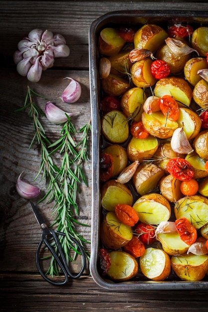 Batata assada saborosa com sal de tomate e alho