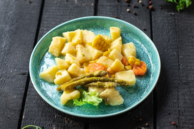 batata cozida ensopado de vegetais ensopado de ragu comida caseira comida sem refeição de carne lanche na mesa cópia espaço