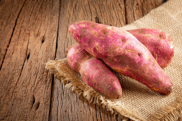 Batata cruda sobre la mesa