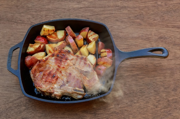 Batata de bife de porco na cebola branca de aldeia