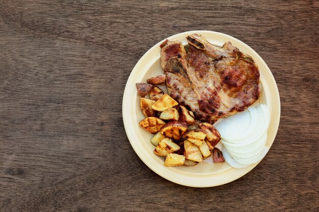 Batata de bife de porco na cebola branca de aldeia