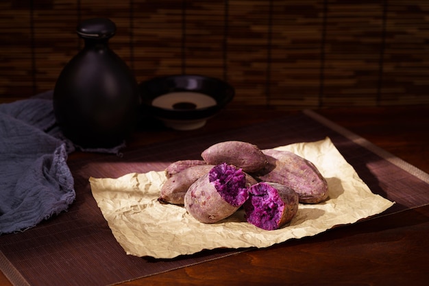 Batata-doce assada com lanche chinês especial em fundo simples