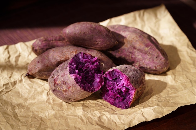 Batata-doce assada com lanche chinês especial em fundo simples