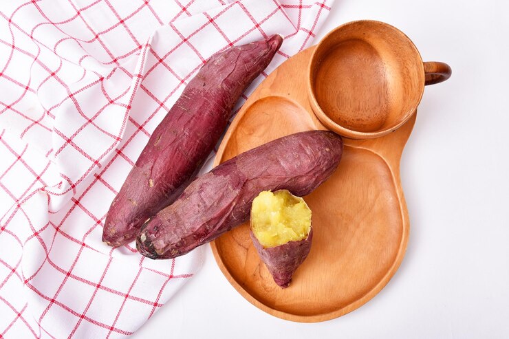 Foto batata-doce assada, inhame assado japonês, saudável e delicioso, com alto teor de carboidratos vitamínicos.
