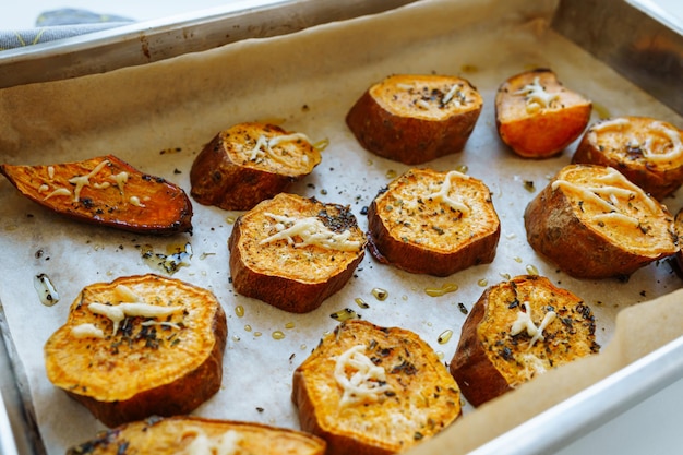 Batata-doce assada na assadeira com ervas. Comida vegetariana, jantar ou almoço. foco suave