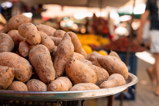 Batata-doce chamada batata no mercado de balcão em fundo de limões.