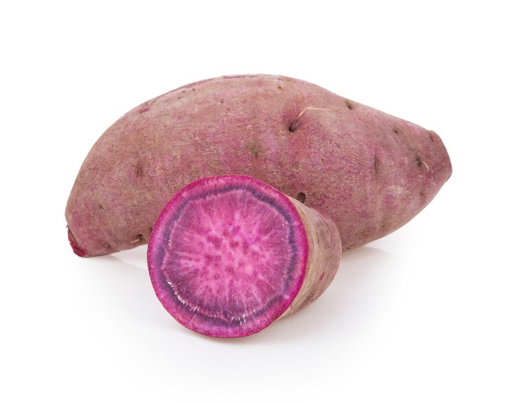Foto batata doce colorida roxa isolada no fundo branco