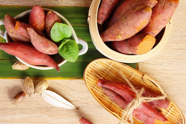 Foto batata-doce cozida delicioso em fundo de madeira