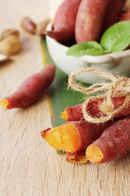 Foto batata-doce cozida delicioso em fundo de madeira