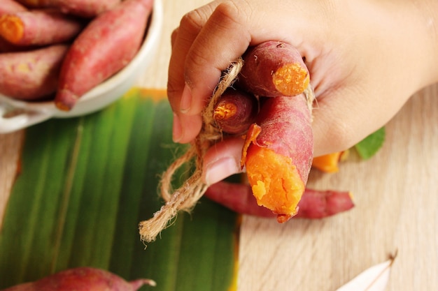 Foto batata-doce cozida delicioso em fundo de madeira