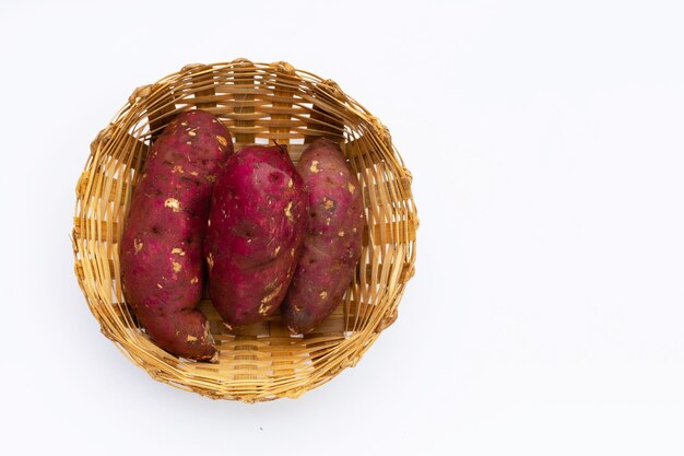 Batata doce em cesta de bambu em branco