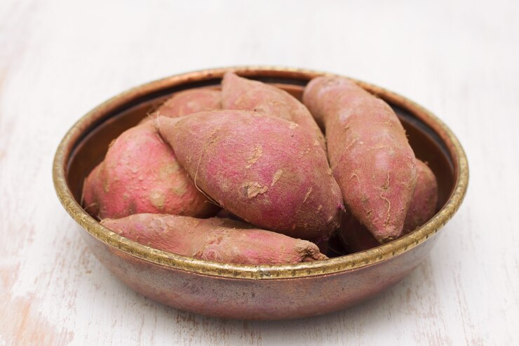 Foto batata-doce em prato fundo de madeira