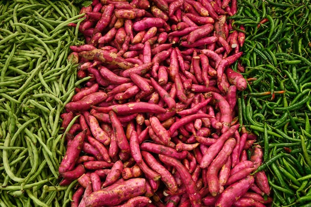 Batata-doce fresca feijão verde inhame no mercado comida local