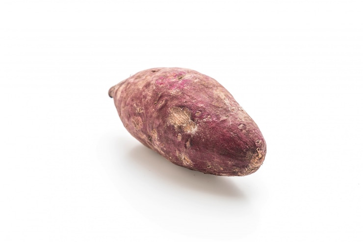 Foto batata doce fresca isolada
