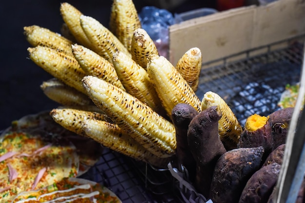 Batata-doce grelhada e milho no mercado noturno vietnamita em Da Lat