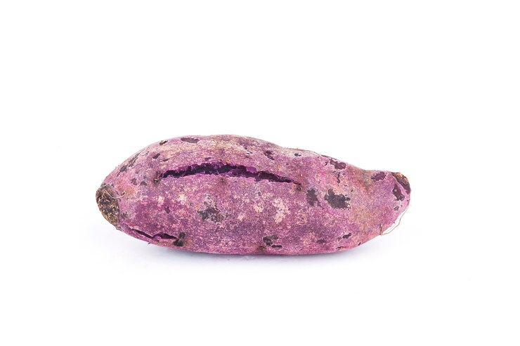 Foto batata-doce roxa em branco