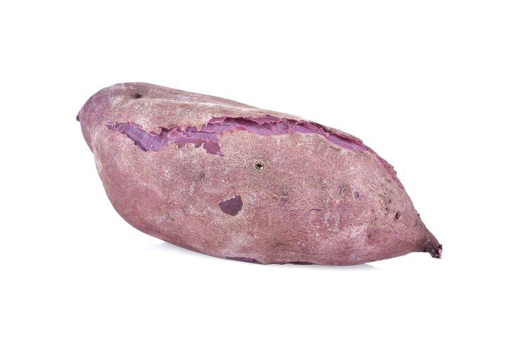 Foto batata-doce roxa isolada no fundo branco