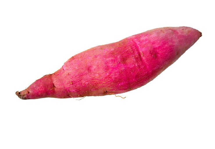 Foto batata-doce roxa japonesa crua em fundo branco.