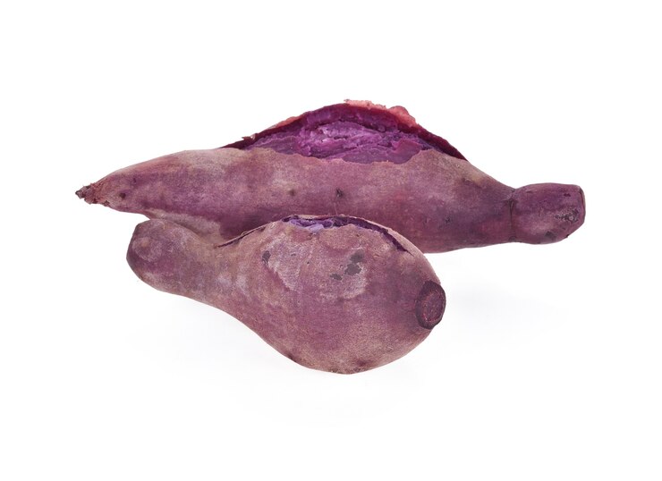 Foto batata doce roxa no branco