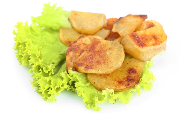 Batata frita caseira isolada em branco