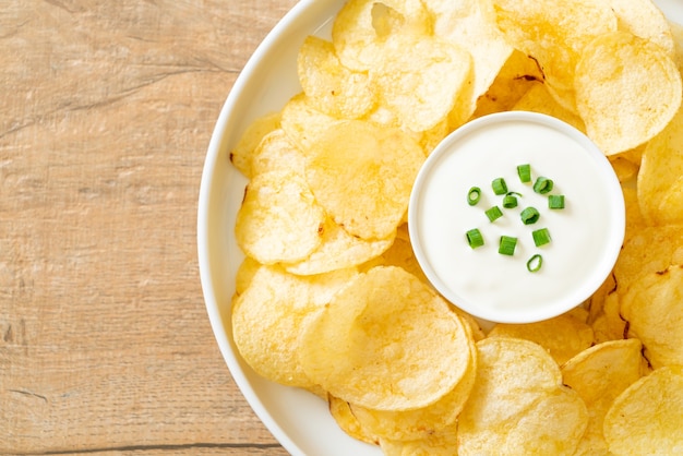 Batata frita com molho de creme azedo