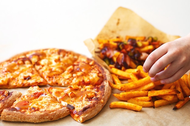 Batata frita de pizza de fast food em um fundo branco