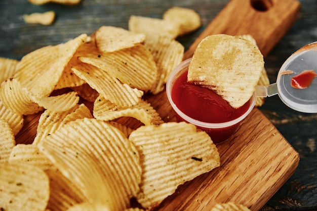 Batata frita e molho na mesa