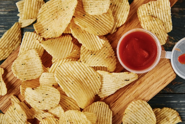 Batata frita e molho na mesa